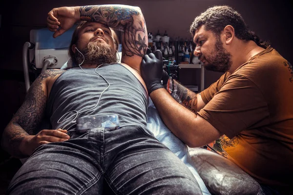 Professionell tattooer skapa tatuering i tattoo studio — Stockfoto
