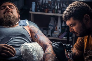 Bir dövme tattoo studio yapma işlemi gösteren dövme ustası