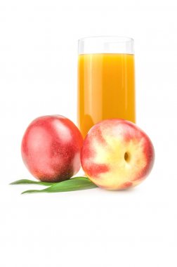 Olgun şeftali beyaz zemin üzerinde. Kırpma yolu