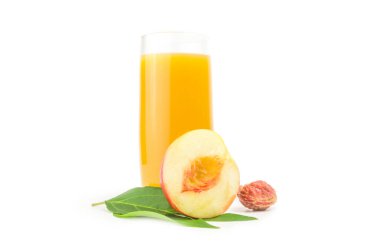 Bir beyaz arka plan kesme izole olgun şeftali