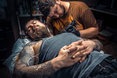 Tattooer tattoo Studio işyerinde