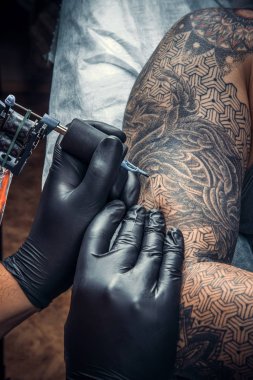 Dövme uzman dövme tattoo Studio yapıyor