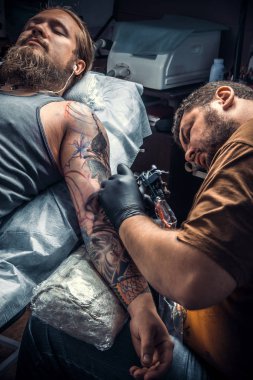 Tattooer serin dövme dövme salonunda yapar.