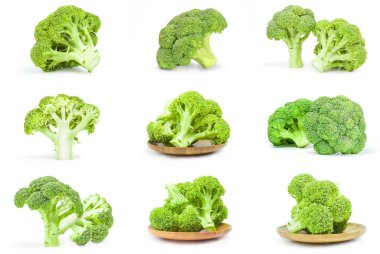 Taze yeşil brokoli kolajı kesme yolu olan beyaz bir arkaplanda izole edilmiş.