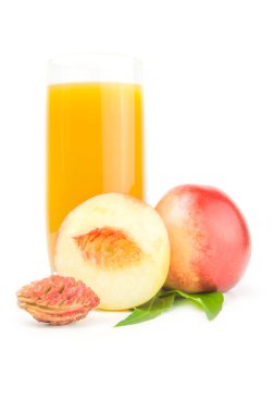 Beyaz bir arka plan üzerinde sulu olgun şeftali. Kırpma yolu