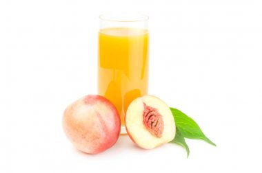 Beyaz bir arka plan üzerinde izole olgun şeftali