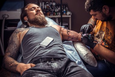 Profesyonel dövmeci inşaat içinde dövme stüdyosu. / profesyonel dövmeci tattoo studio bir dövme yapma.