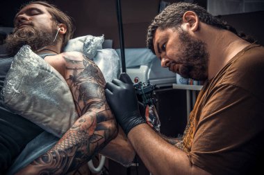 Asıl oluşturmak tattoo studio