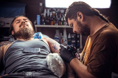 Ana salon. dövme yapıyor / profesyonel dövmeci tattoo studio bir dövme yapma.