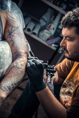 Profesyonel dövmeci tattoo studio yapar.