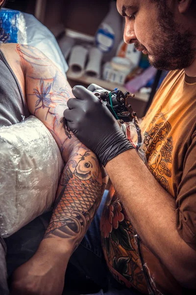 Professionell tatuerare göra tatuering i tatueringsstudio — Stockfoto