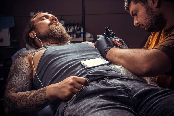 Tatuering specialist gör cool tatuering i tatueringsstudio — Stockfoto