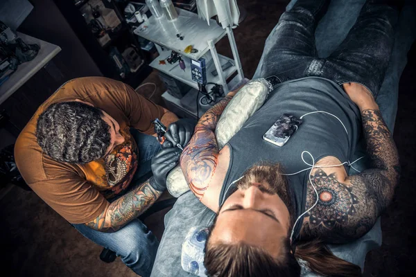 Master maakt tattoo foto's in studio — Stockfoto