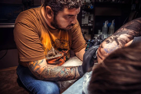 Tatuagem posando no estúdio de tatuagem — Fotografia de Stock