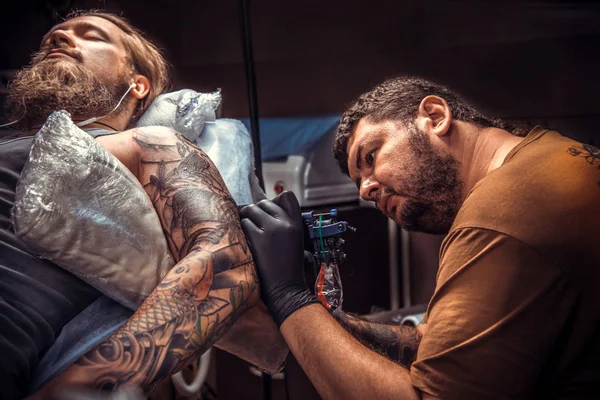 Professional tattooist create tattoo in studio — Stock Photo, Image