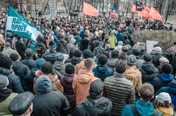 Penza, Rusland - 26 maart 2017: Moscovskaya straat in het centrum van Penza bussen met mensen als ze corrupte regering protest — Stockfoto