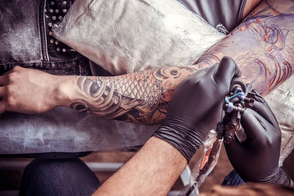 Szakmai tattooer teszi tattoo tetováló Studió — Stock Fotó