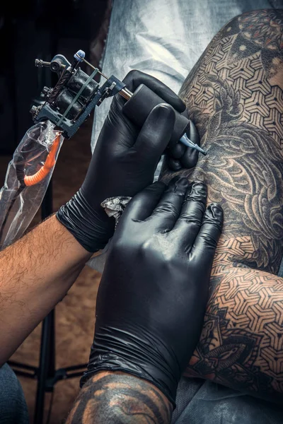 Tatuering specialist poserar i tatuerare — Stockfoto