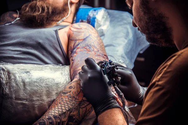 Tatuering master visar processen att göra en tatuering i tatuerare — Stockfoto