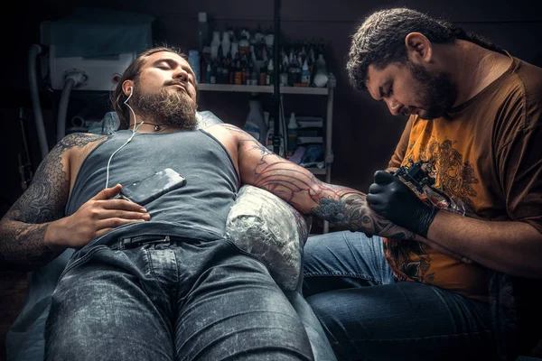 Tattoo specialist create tattoo in tattoo parlor — Stock Photo, Image