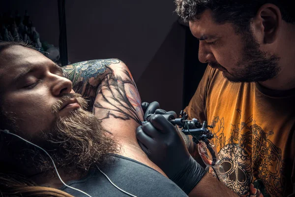 Professionell tatuerare att göra en tatuering i tattoo studio — Stockfoto