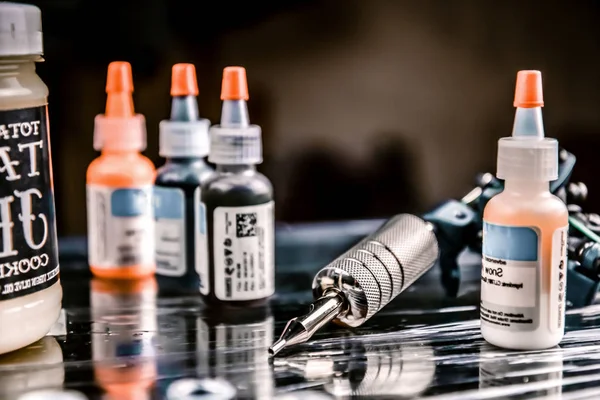 Tattoo gun and some ink for tattoo — Stock Photo, Image