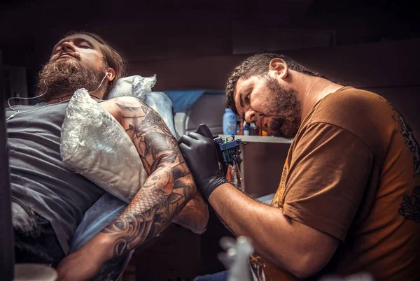 Επαγγελματική tattooer στη δουλειά στο στούντιο τατουάζ — Φωτογραφία Αρχείου