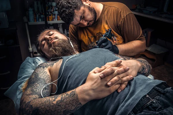 Tattooer op het werk in de tattoo studio — Stockfoto