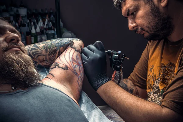 Professionell tatuerare gör tatuering bilder i studio — Stockfoto