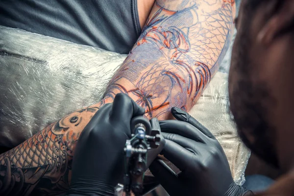 Tetoválás specialista munkák tetoválás stúdió — Stock Fotó