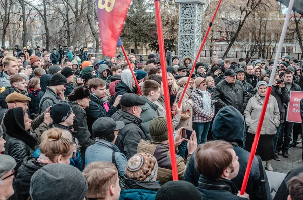 ПЕНЗА, РОССИЯ - 26 МАРТА 2017: Жители Пензы собираются в пользу Алексея Навального — стоковое фото