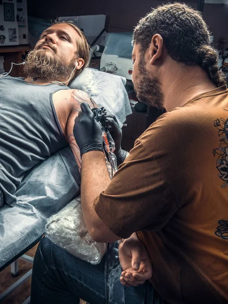 Tatuerare skapa tatuering i studio — Stockfoto