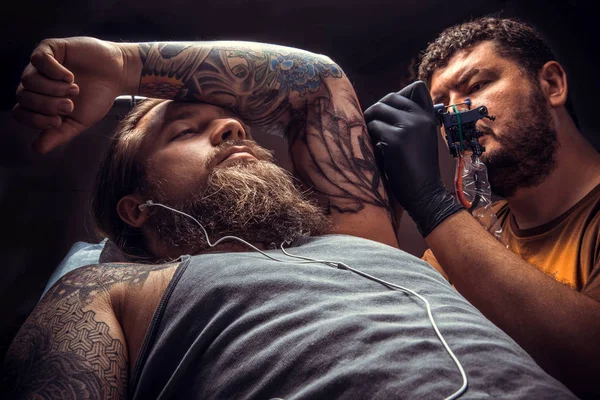 Tetoválás szakember teszi cool tattoo tetováló Studió — Stock Fotó