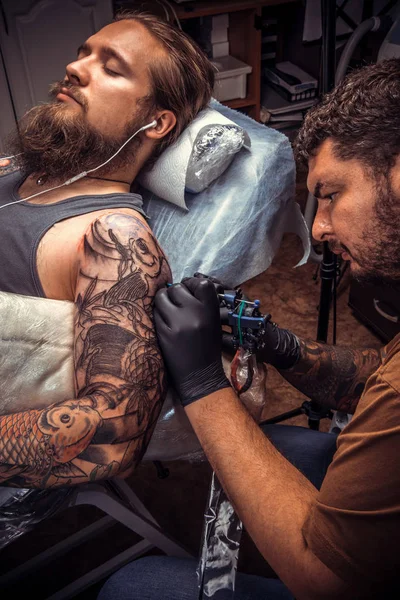 Tattooer werkt in tattoo salon — Stockfoto