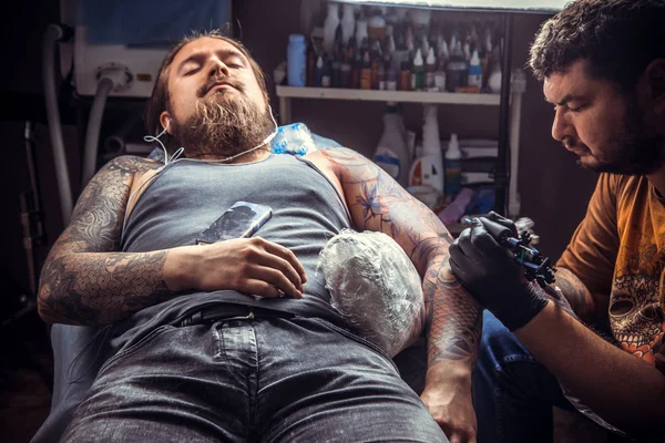 Tatuagem profissional fazendo uma tatuagem em estúdio — Fotografia de Stock