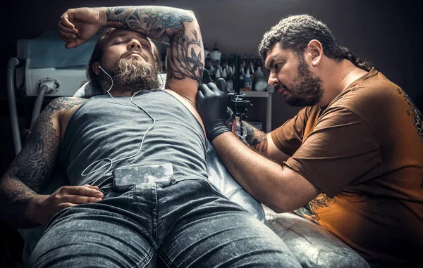 Tattooist makes tattoo pictures in studio — Stock Photo, Image