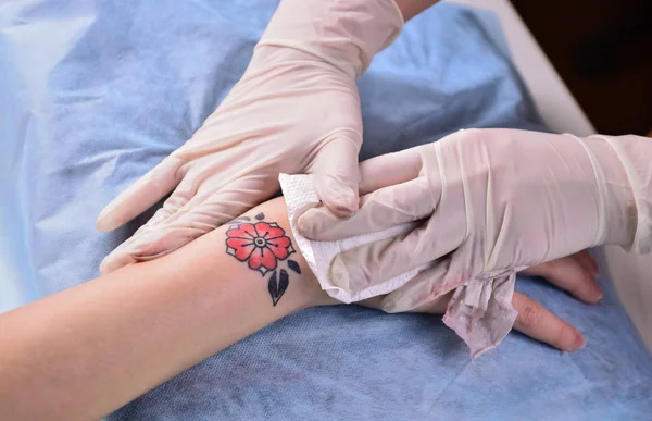 Especialista Tatuagem Fazendo Uma Tatuagem Estúdio Tatuagem — Fotografia de Stock