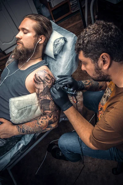 Ειδικό τατουάζ που ποζάρουν στο στούντιο τατουάζ — Φωτογραφία Αρχείου