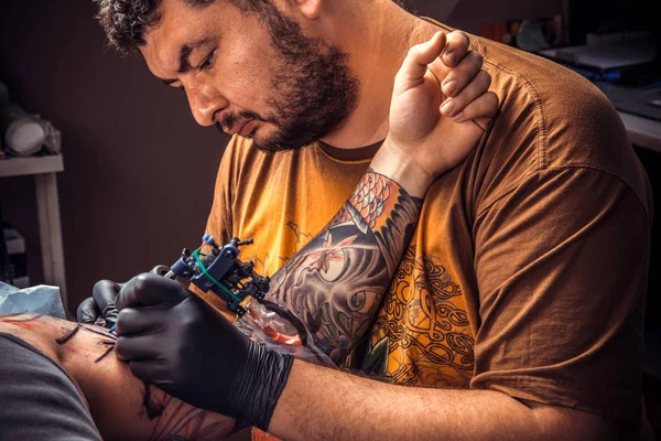 Professionell tattooer poserar i tatuerare — Stockfoto