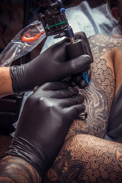 Tatuering master gör tattoo i tatuerare — Stockfoto