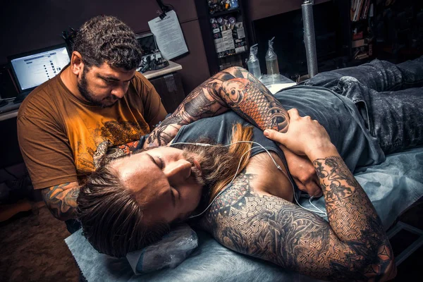 Master create tattoo in studio — Stock Photo, Image