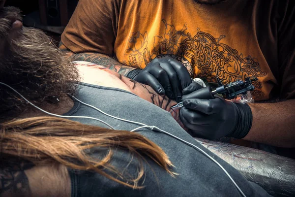 Tattooer gör tatuering i tatueringsstudio — Stockfoto