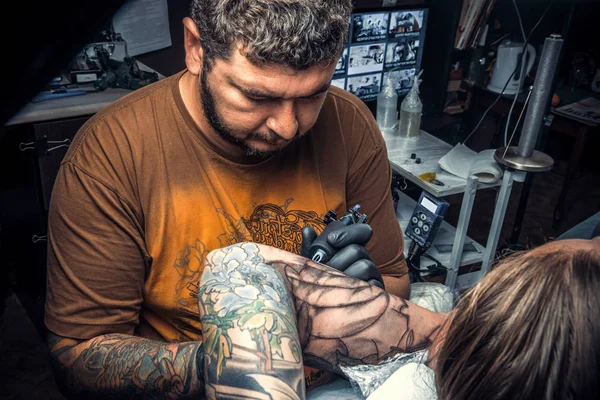 Artista de tatuagem profissional faz tatuagem legal no salão de tatuagem — Fotografia de Stock