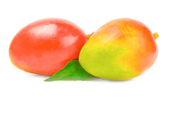 Rote Mango isoliert auf einem weißen Ausschnitt — Stockfoto