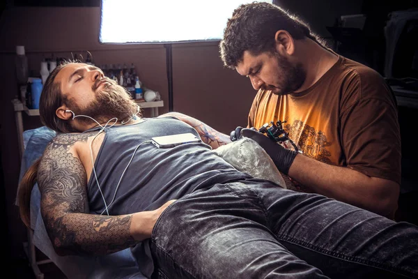 Татуїст Позує Татуювальній Студії Професійний Татуювальник Роботі Салоні Татуювання — стокове фото