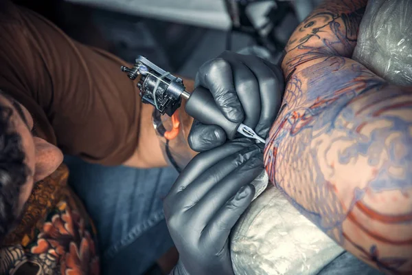 Tatuagem profissional tatuagem de trabalho em sala de tatuagem — Fotografia de Stock