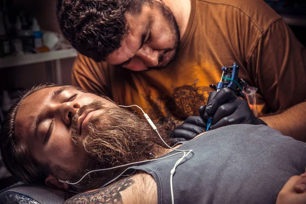 Tatuagem de trabalho de tatuagem em sala de tatuagem — Fotografia de Stock