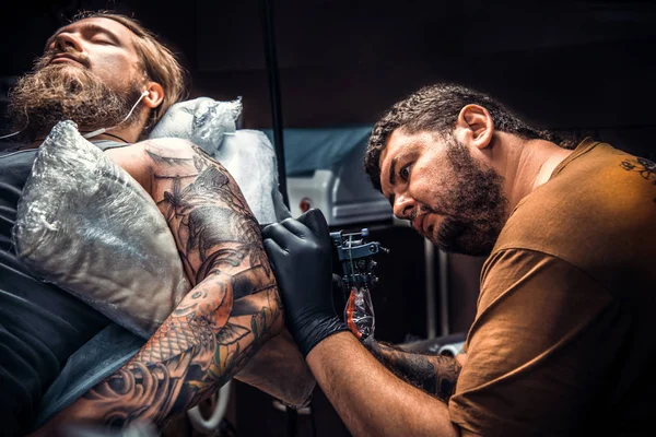 Tattooer på jobbet i tattoo studio — Stockfoto