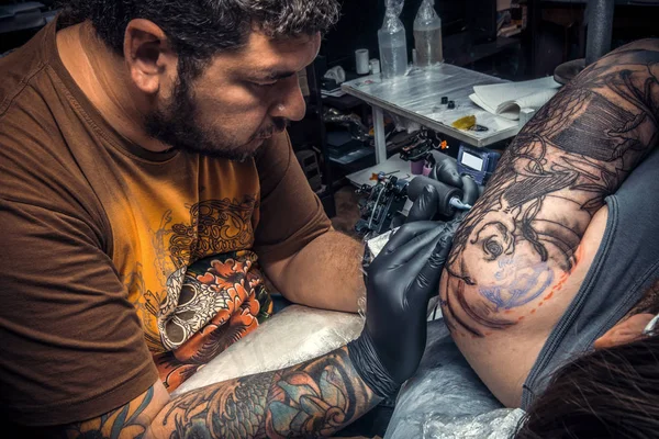 Tattooer csinál tattoo tetováló szalon — Stock Fotó