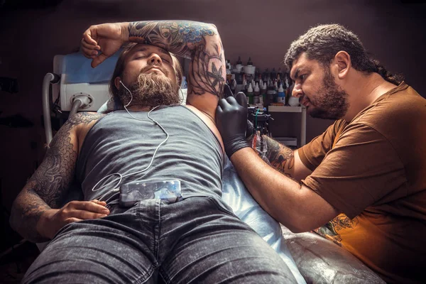 Татуювальник Показує Процес Прийняття Татуювання Тату Салон Професійний Tattooer Робоча — стокове фото